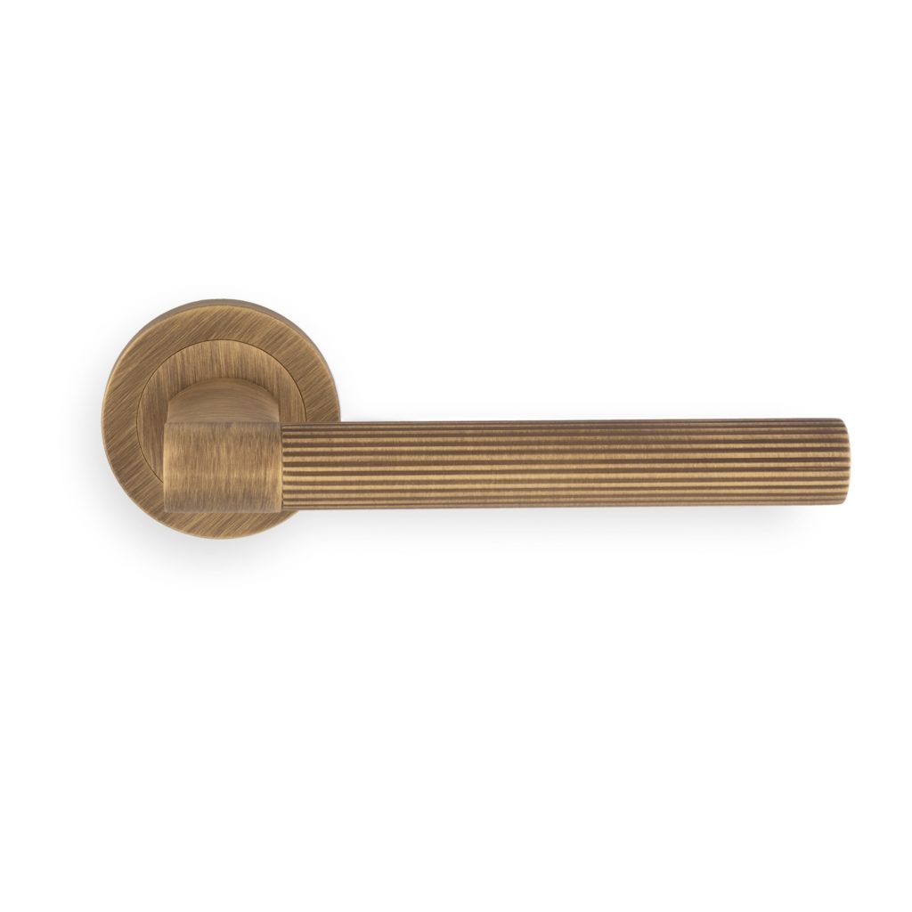 Hey Riga lever handle on threaded rose - Antique Brass